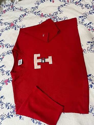 Tommy Hilfiger, m beden. Giyilmemistir.