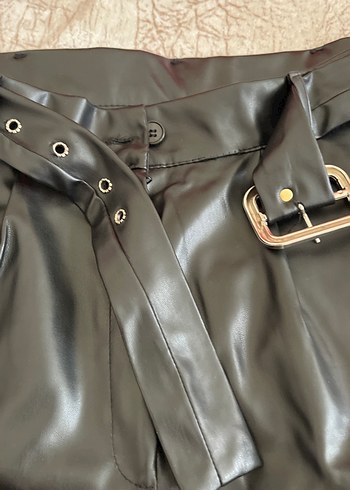 Kemerli Siyah Deri Mini Şort - Görsel 2