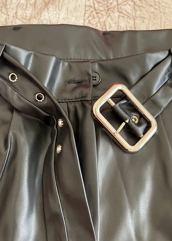 Kemerli Siyah Deri Mini Şort - Görsel 3