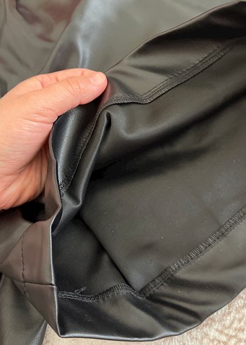 Kemerli Siyah Deri Mini Şort - Görsel 4