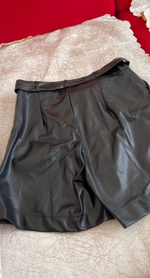 Kemerli Siyah Deri Mini Şort - Görsel 5