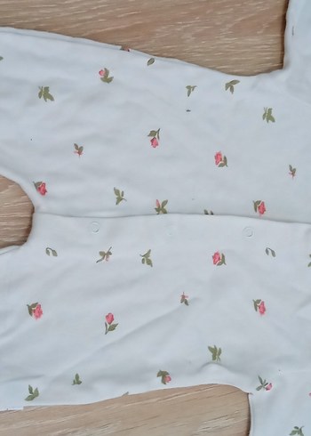 Düğmeli Beyaz Çiçekli Bebek Tulum