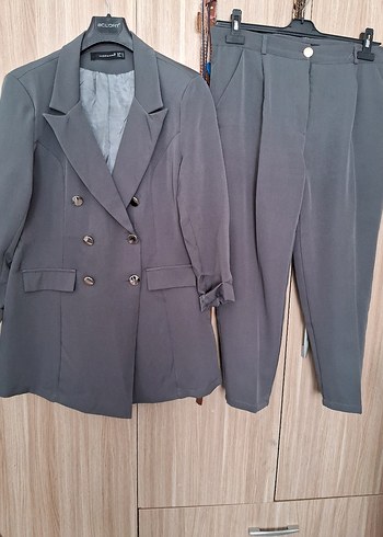 Gri Kadın Düğmeli Blazer Takım