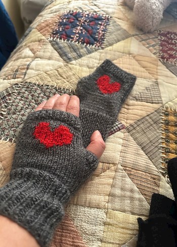 Gri Örgü Kadın Eldiveni Kalp Desenli - Görsel 2