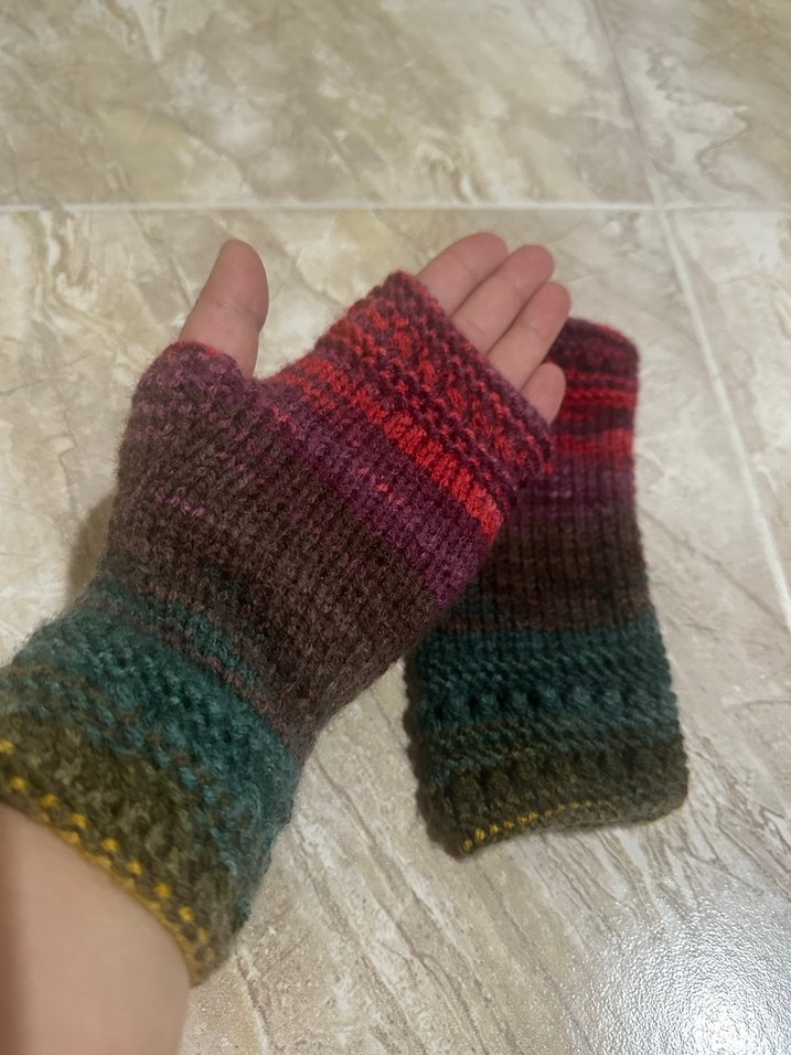 Renkli Örgü Parmaksız Kadın Eldiveni - Görsel 2