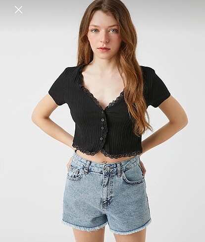 koton crop tişört düğmeli dantel detaylı
