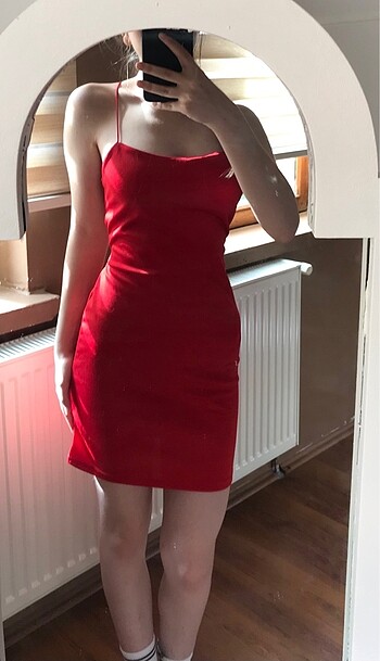 100 TL kırmızı mini elbise