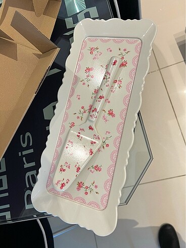 Beden beyaz Renk Kek Fanusu ve Spatulası