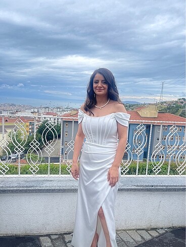 Beyaz nikah elbisesi.