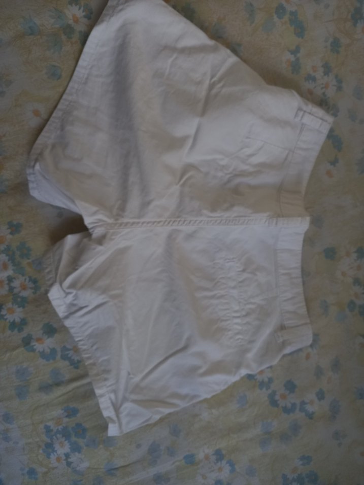 Düğmeli Beyaz Mini Kadın Şort - Görsel 3