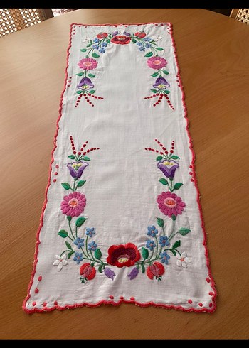 Çiçek Desenli Nakışlı Masa Örtüsü