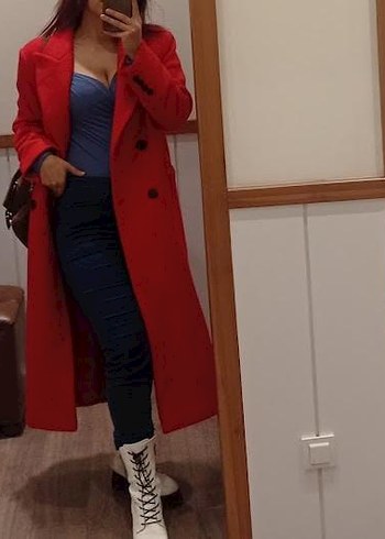 Kırmızı Düğmeli Kaban - Görsel 3