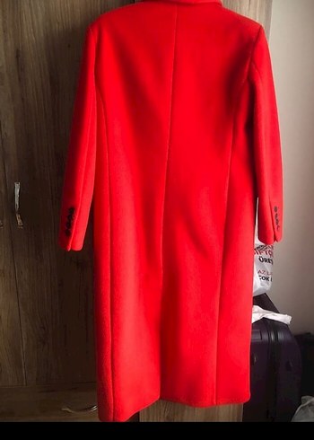 Kırmızı Düğmeli Kaban - Görsel 2
