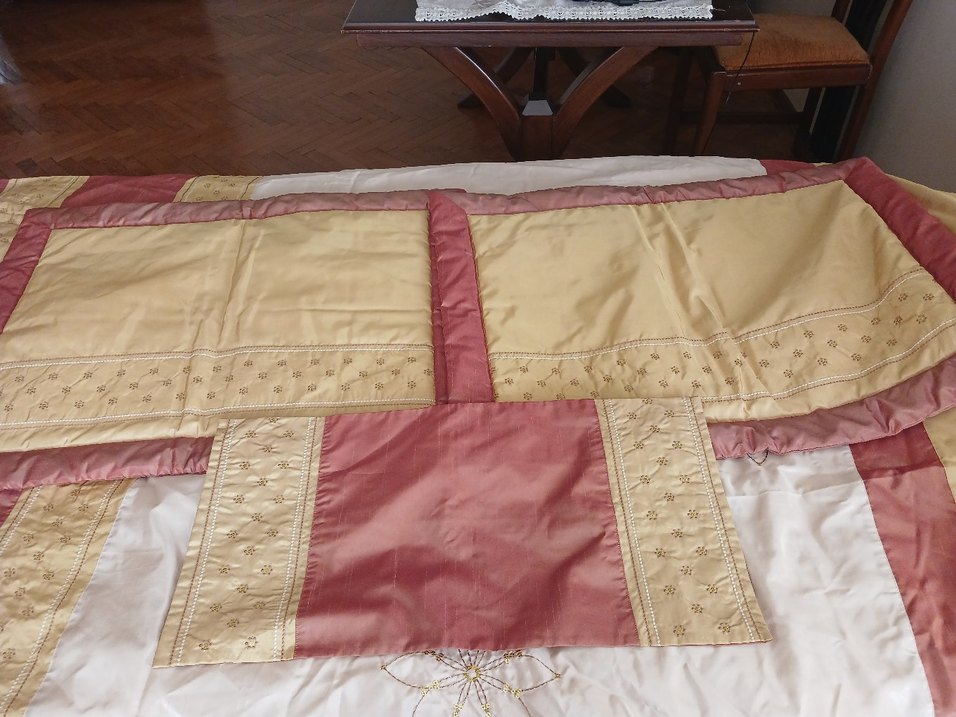 Kahverengi İşlemeli Parlak Yatak Örtüsü - Görsel 3