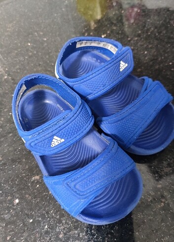 Adidas 20 numara bebek sandalet 