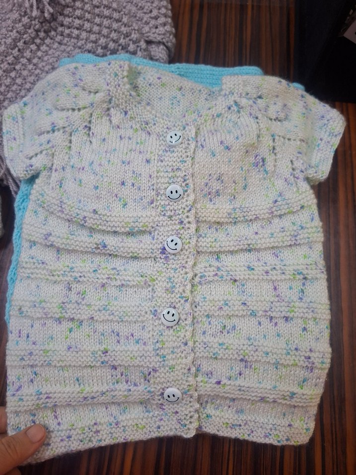 Bej Kısa Örgü Düğmeli Bebek Yeleği - Görsel 3