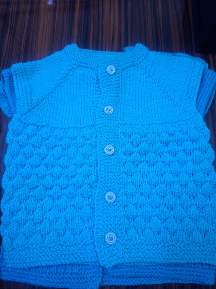 Bej Kısa Örgü Düğmeli Bebek Yeleği - Görsel 4