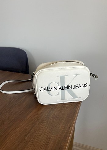 Calvin Klein Beyaz Deri Kadın Çapraz Çanta