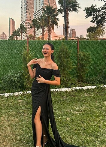 Diğer Siyah kayık yaka drapeli yırtmaçlı uzun simli elbise