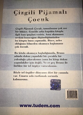 Cizgili pijamalı çocuk
