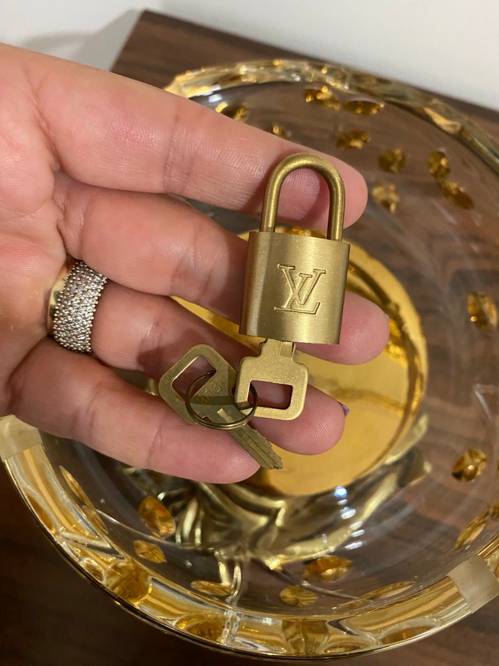 Altın Renkli Zincir Detaylı Kadın Anahtarlık - Görsel 4