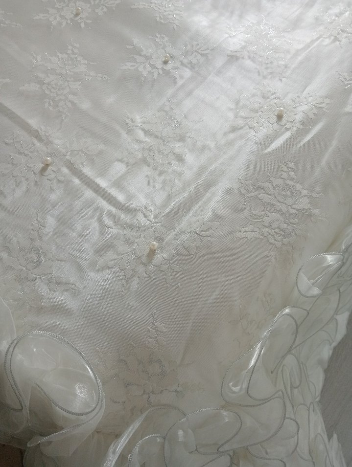 tüllü İncili Beyaz Parlak Yatak Örtüsü - Görsel 3