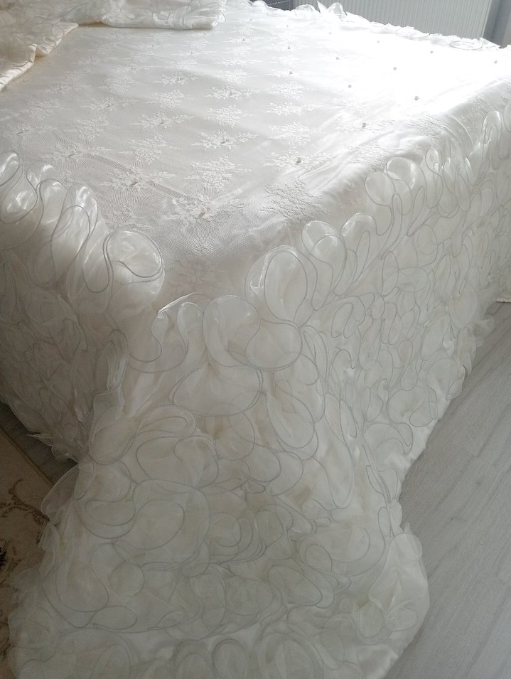tüllü İncili Beyaz Parlak Yatak Örtüsü - Görsel 2