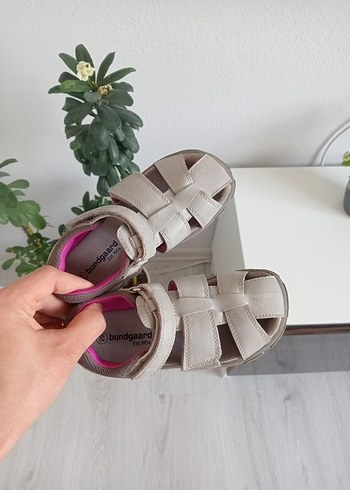 Kız Çocuk Bej Cırt Cırtlı Sandalet