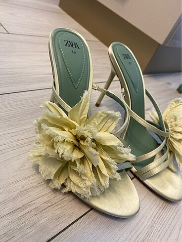 Zara Çiçek detaylı topuklu terlik sandalet