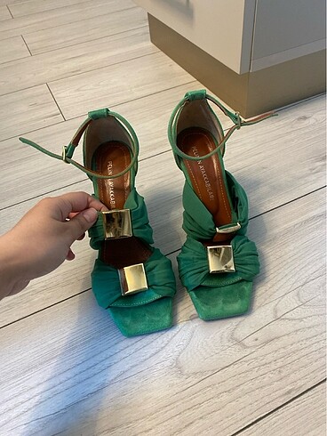 Yeşil gold detaylı topuklu sandalet