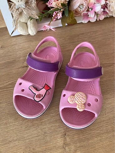 C7 crocs 22-23 numara kız çocuk sandalet