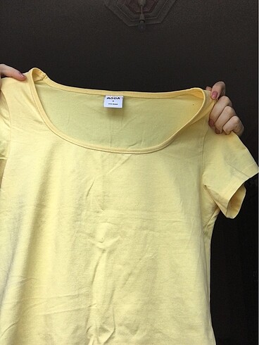 Sarı kare yaka crop tişört