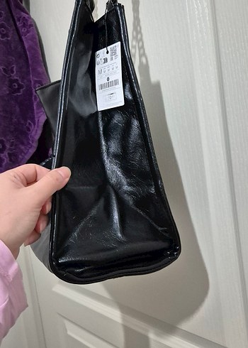 Stradivarius Zincir Detaylı Parlak Siyah Deri Kadın Çanta