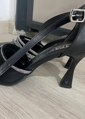 40 Beden Siyah Şerit Taş Detaylı Topuklu Ayakkabı