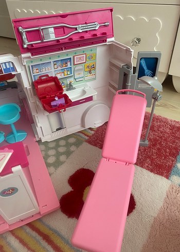 Barbie nin ambulansı - Görsel 6