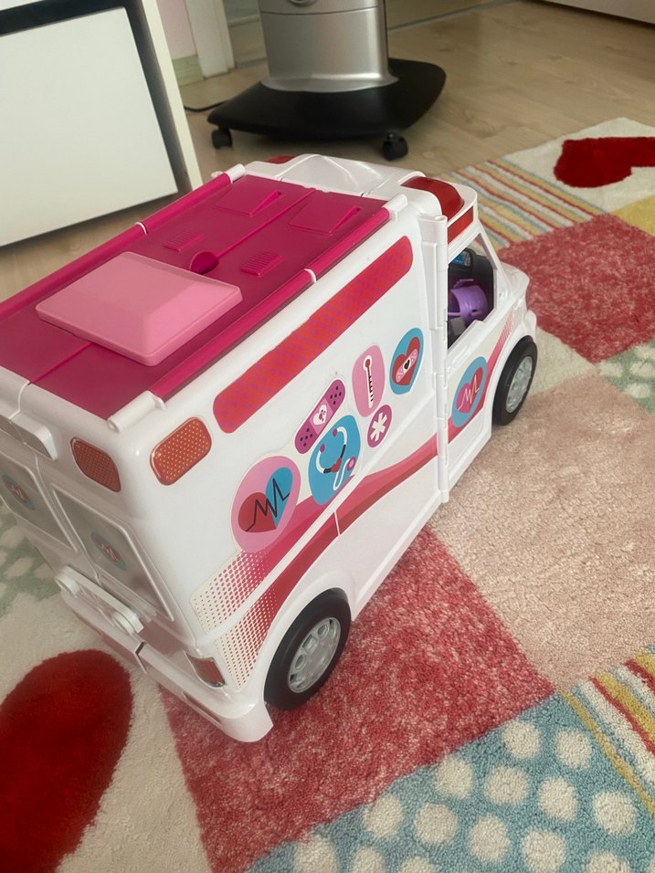 Barbie nin ambulansı - Görsel 2