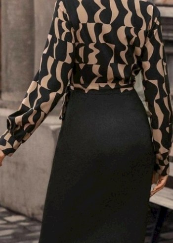 UZUN KOLLU KRUVAZE YAKA DİJİTAL BASKILI FİYONKLU ATLAS ELBİSE - Görsel 6