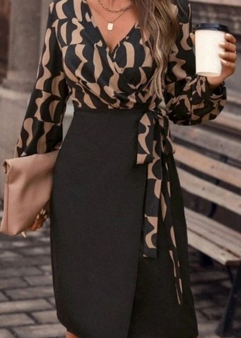 UZUN KOLLU KRUVAZE YAKA DİJİTAL BASKILI FİYONKLU ATLAS ELBİSE - Görsel 4