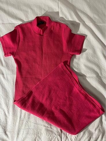 Pembe elbise