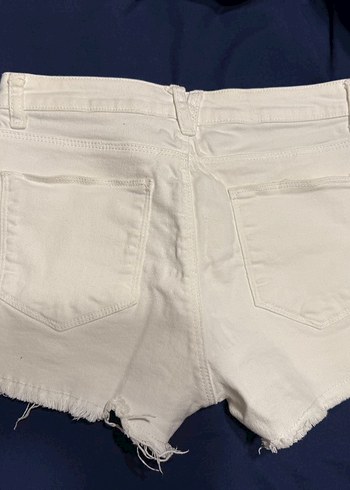 yırtık beyaz kot şort - Görsel 2