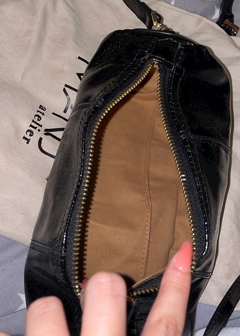 Siyah Parlak Manu Çanta - Görsel 3