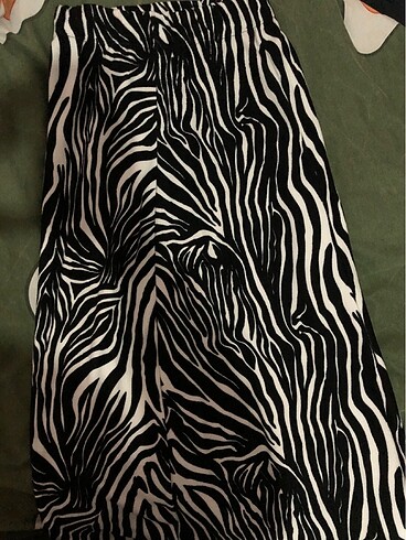 Zebra desenli yırtmaçlı etek