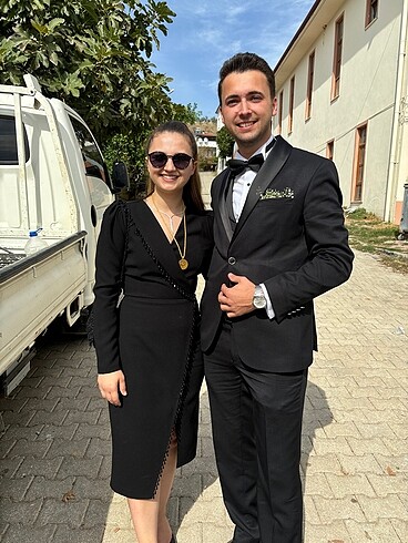 Siyah işlemeli elbise