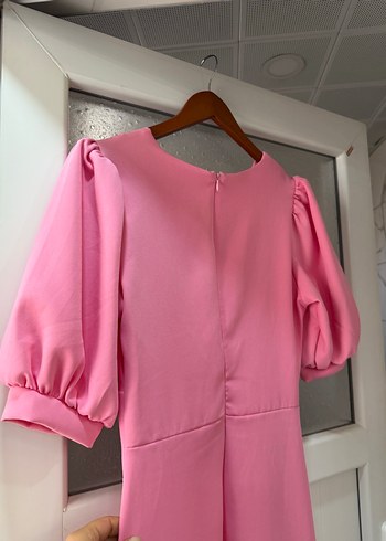 Düğmeli V Yakalı Pembe Uzun Elbise - Görsel 6