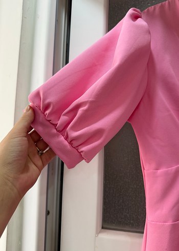 Düğmeli V Yakalı Pembe Uzun Elbise - Görsel 3