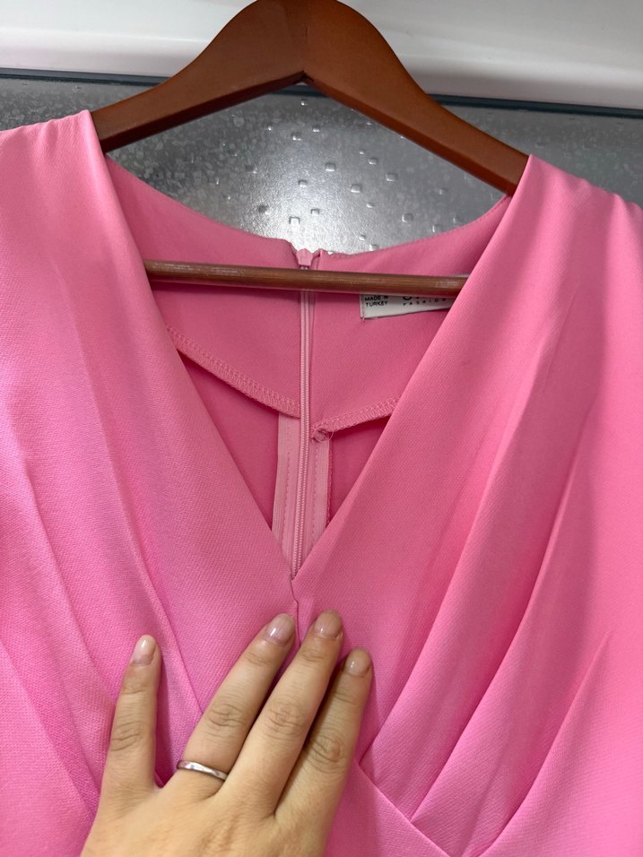 Düğmeli V Yakalı Pembe Uzun Elbise - Görsel 4