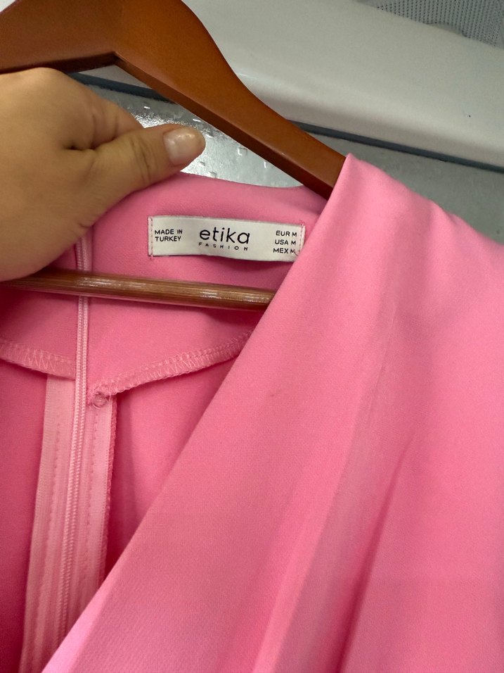 Düğmeli V Yakalı Pembe Uzun Elbise - Görsel 5