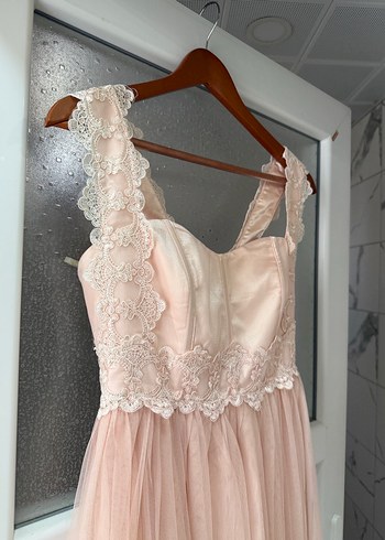 Dantel detaylı uzun pembe vintage elbise