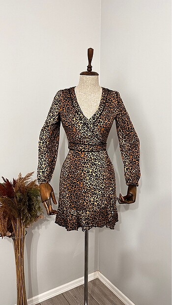 Diz üstü yarı fırfırlı leopar elbise
