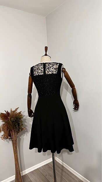 m Beden siyah Renk Sırt detayı dantelli diz uzunluğunda elbise